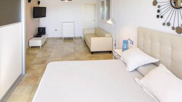 1 slaapkamer, een strijkplank/strijkijzer, gratis wifi, beddengoed