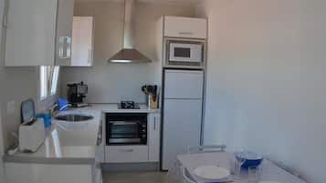 Frigorífico, microondas, horno y placa de cocina