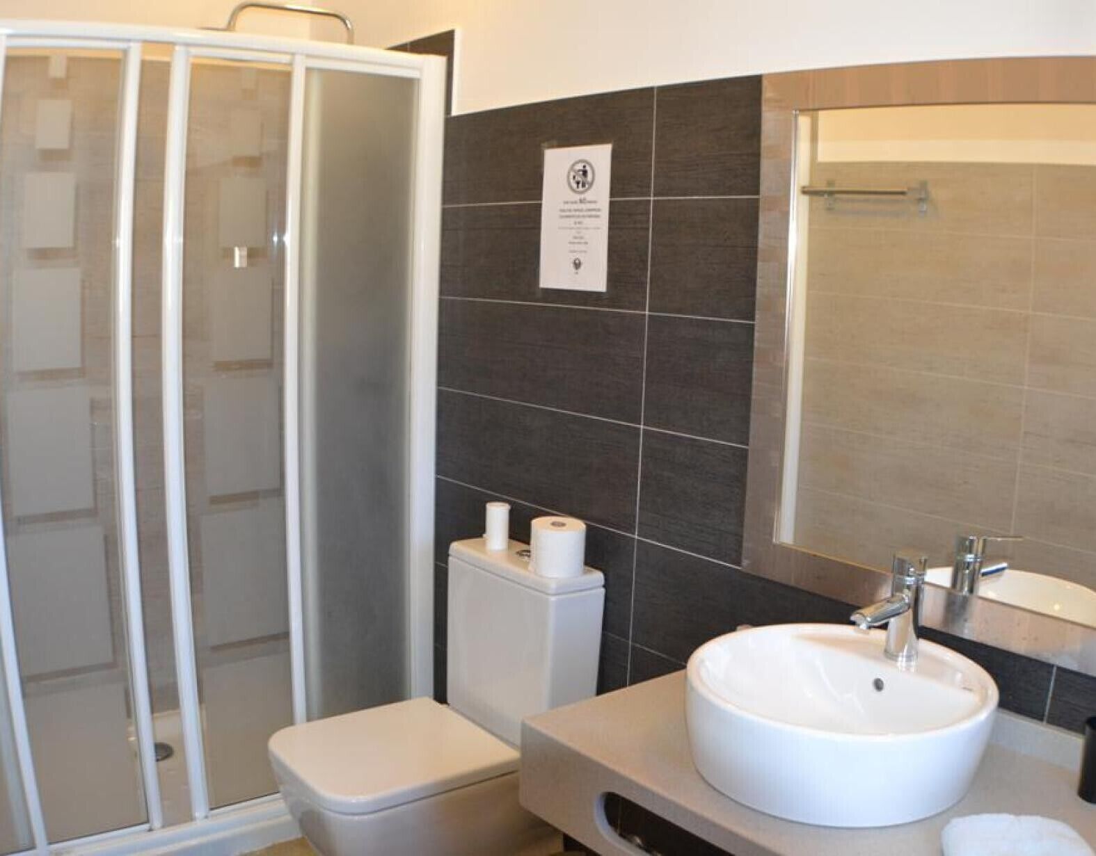 Douche, sèche-cheveux, serviettes fournies