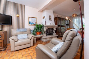 TV, caminetto, lettore DVD, impianto stereo