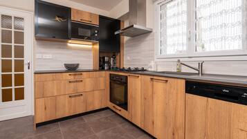 Coffee/tea maker, fridge, microwave, oven