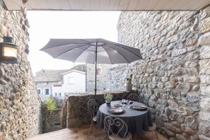 Outdoor dining - Apartment 'Duplex Cosy - Bord Ardèche' with Private Terrace, Balcony and Wi-Fi (Lanas)