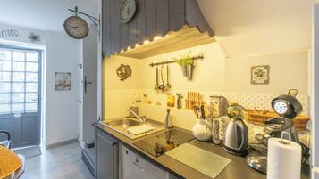 Réfrigérateur, micro-ondes, four, plaque de cuisson