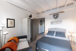 2 bedrooms, iron/ironing board, free WiFi, bed sheets - Apartment 'Duplex Cosy - Bord Ardèche' with Private Terrace, Balcony and Wi-Fi (Lanas)