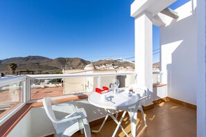 Outdoor dining - Country House 'Luna' with Mountain View, Private Terrace and Wi-Fi (El Pozo de los Frailes)