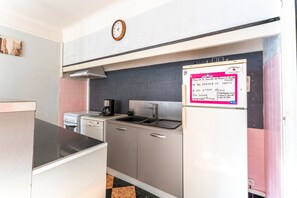 Réfrigérateur, micro-ondes, four, plaque de cuisson