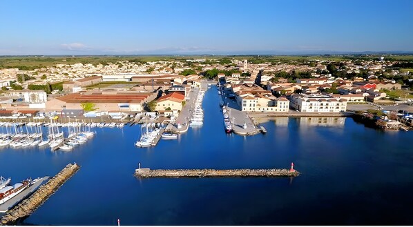 Marina - Holiday Home 'Résidence Clos De Tamaris' with Shared Pool, Private Terrace and Air Conditioning (Marseillan)