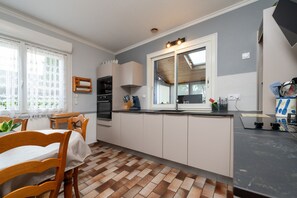 Fridge, microwave, oven, stovetop - Holiday Home 'Refuge Du Blavet' with Private Terrace, Private Garden and Wi-Fi (Saint-Barthelemy)
