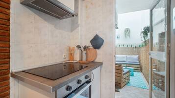 Een koelkast, een magnetron, een oven, een kookplaat