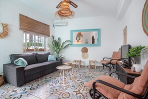 TV - Holiday Home 'Gecko' with Private Terrace, Wi-Fi and Air Conditioning (Benalmádena)