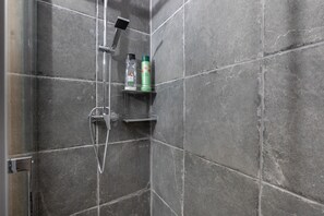 Shower, hair dryer, towels - Holiday Home 'Gecko' with Private Terrace, Wi-Fi and Air Conditioning (Benalmádena)