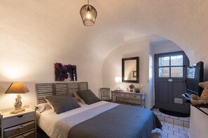 1 bedroom, iron/ironing board, free WiFi, bed sheets - Apartment 'Cocoon - Bord Ardèche' with Private Terrace and Wi-Fi (Lanas)