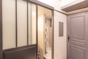 Dusche, Haartrockner, Handtücher