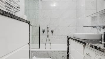 Deluxe appartement, balkon, uitzicht op binnenplaats | Badkamer | Een bad, een haardroger, handdoeken, zeep