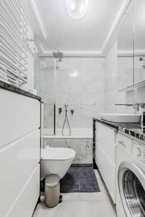 Deluxe Apartment, Balcony, Courtyard View | Bathroom | Bathtub, hair dryer, towels, soap - Lumina apartment in center Warsaw (Warsaw)