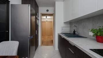 Deluxe Apartment, Balcony, Courtyard View | Private kitchen