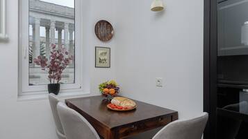 Deluxe Apartment, Balcony, Courtyard View | Private kitchen