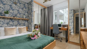 Apartamento luxo, sacada, vista para o pátio | 2 quartos, cortinas blackout, ferros/tábuas de passar roupa