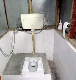 Deluxe tent | Badkamer | Een douche