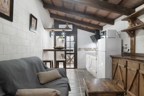 TV - Studio El Cortijo 5: Escape for Two with Pool and AC in Conil (Conil de la Frontera)