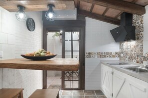 Køleskab, mikrobølgeovn, ovn, kogeplade