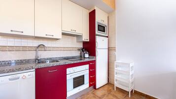 Køleskab, mikrobølgeovn, ovn, kogeplade