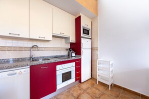 Frigorifero, microonde, forno, piano cottura