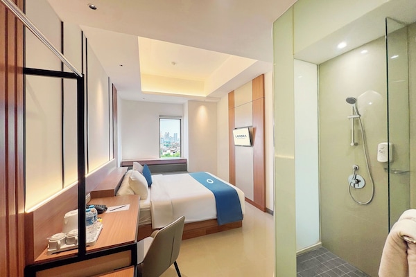 Deluxe Cozy | Desk, free WiFi, bed sheets