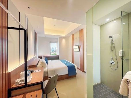 Deluxe Cozy | Desk, free WiFi, bed sheets