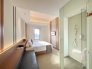 Urban Superior | Desk, free WiFi, bed sheets