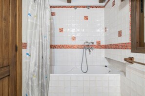 Een douche, een haardroger, handdoeken