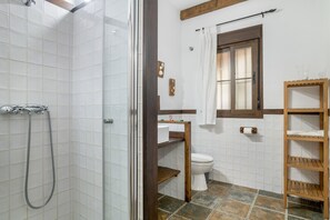 A bathroom with a shower, toilet, and sink. - El Cortijo 2 Apartment: pool, terrace & AC in Conil de la Frontera (Conil de la Frontera)