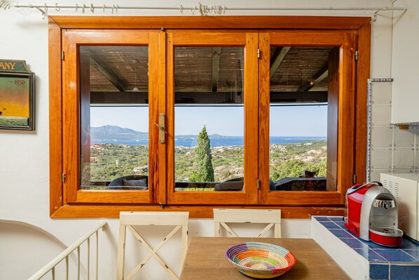 Una habitación con ventana de madera que da a un paisaje pintoresco.
