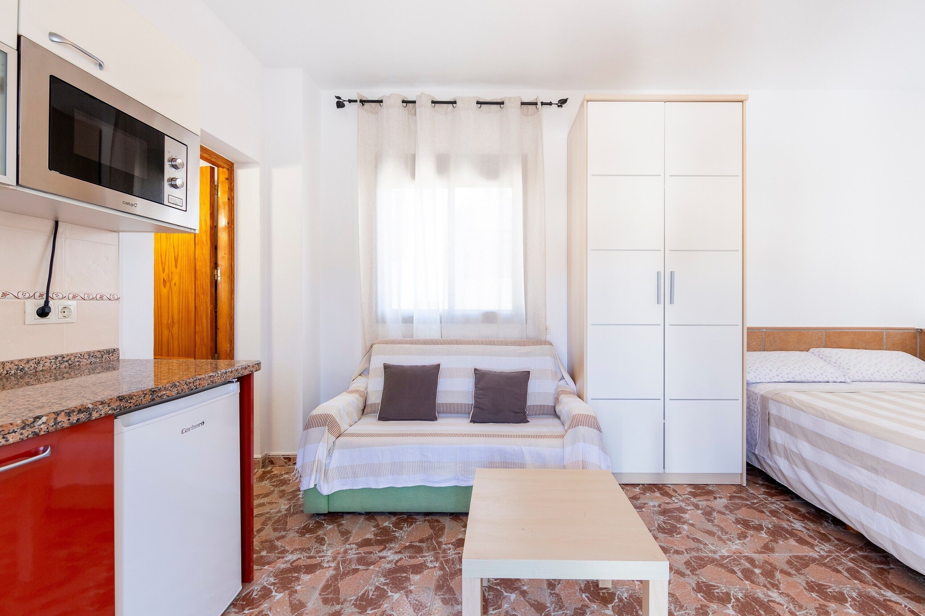 1 chambre, fer et planche à repasser, Wi-Fi gratuit, draps fournis