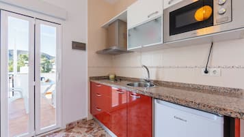 Frigorífico, microondas, horno y placa de cocina