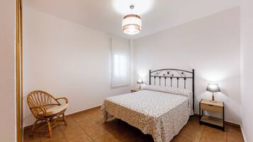 2 slaapkamers, een strijkplank/strijkijzer, gratis wifi, beddengoed