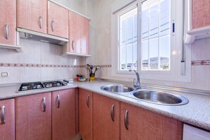 Een koelkast, een magnetron, een oven, een kookplaat