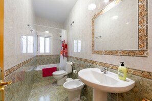 Suihku, hiustenkuivaaja, pyyhkeet