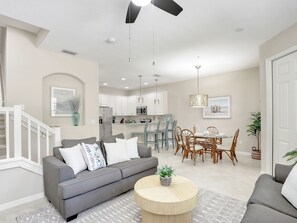 Televisie, boeken en een kantoor