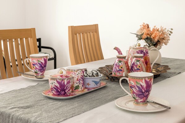 A table set with floral-patterned tea cups, saucers, a tray, and a teapot. - Room in Studio - Nice Studio on Jasmine (Bomaderry)