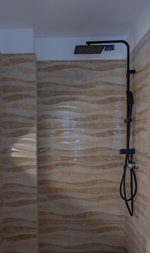 Estudio Deluxe, vista al patio | Baño | Pantuflas 
