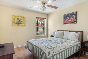 3 chambres, fer et planche à repasser, lit de bébé portatif
