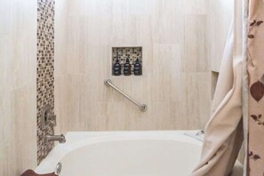 Regadera, secadora de cabello, toallas, jabón 