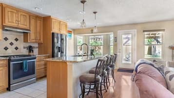 Køleskab, mikrobølgeovn, ovn, kogeplade