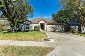 Exterior - Cozy 3BR Retreat w/Outdoor Dining & BBQ Grill (Pflugerville)