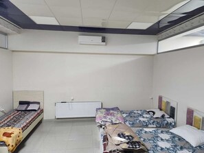 Desk, free WiFi - Lider hostel (Baku)