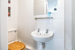 Ducha, secador de pelo, toallas, jabón
