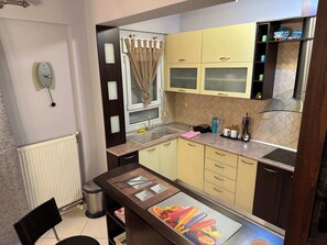 Een koelkast, een oven, een kookplaat, een koffiezetapparaat/waterkoker