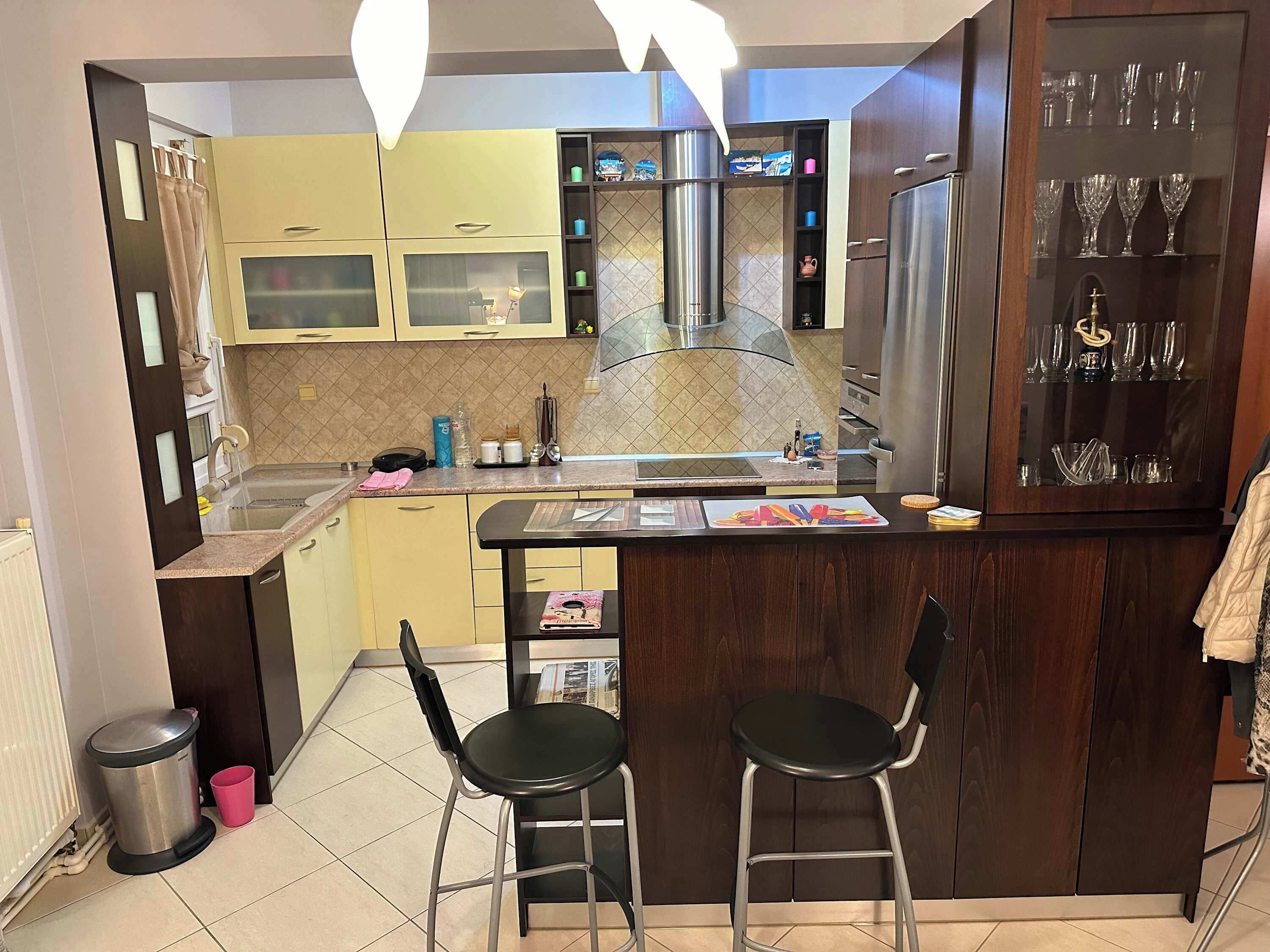 Refrigerador, horno, parrilla de estufa y cafetera y tetera 