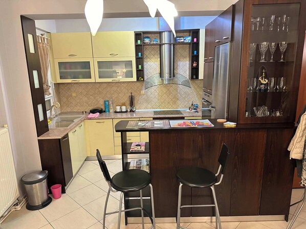 Een koelkast, een oven, een kookplaat, een koffiezetapparaat/waterkoker